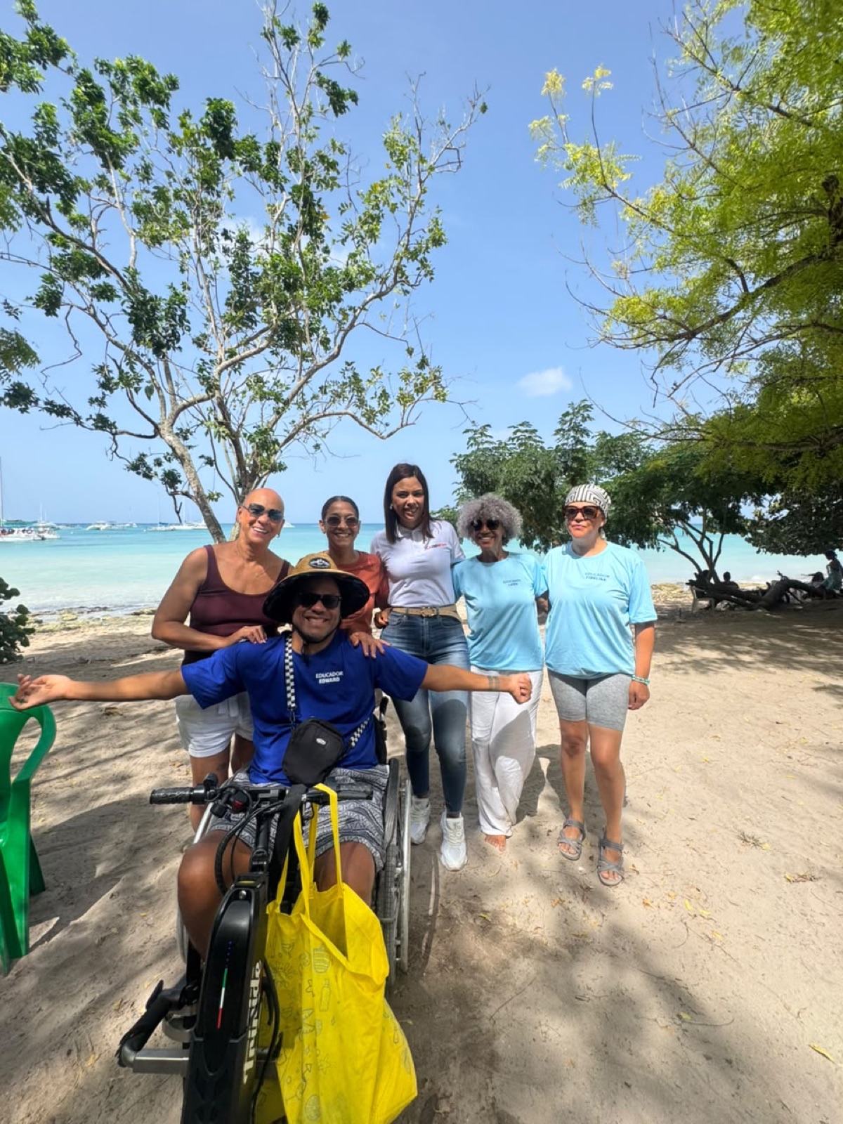 Actividad comunitaria inclusiva de COOPACSOL en la playa