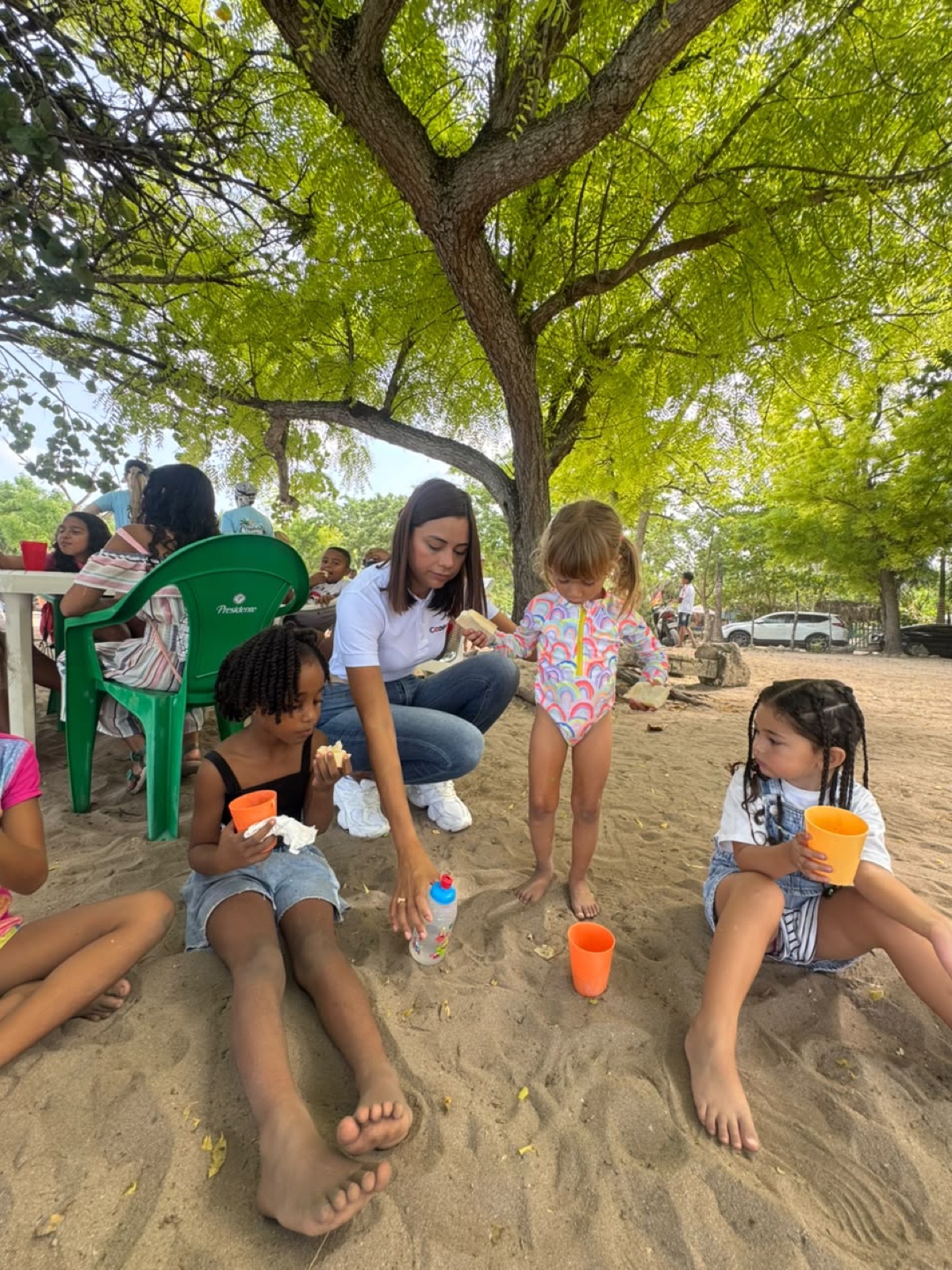 Merienda con los niños durante un campamento de COOPACSOL