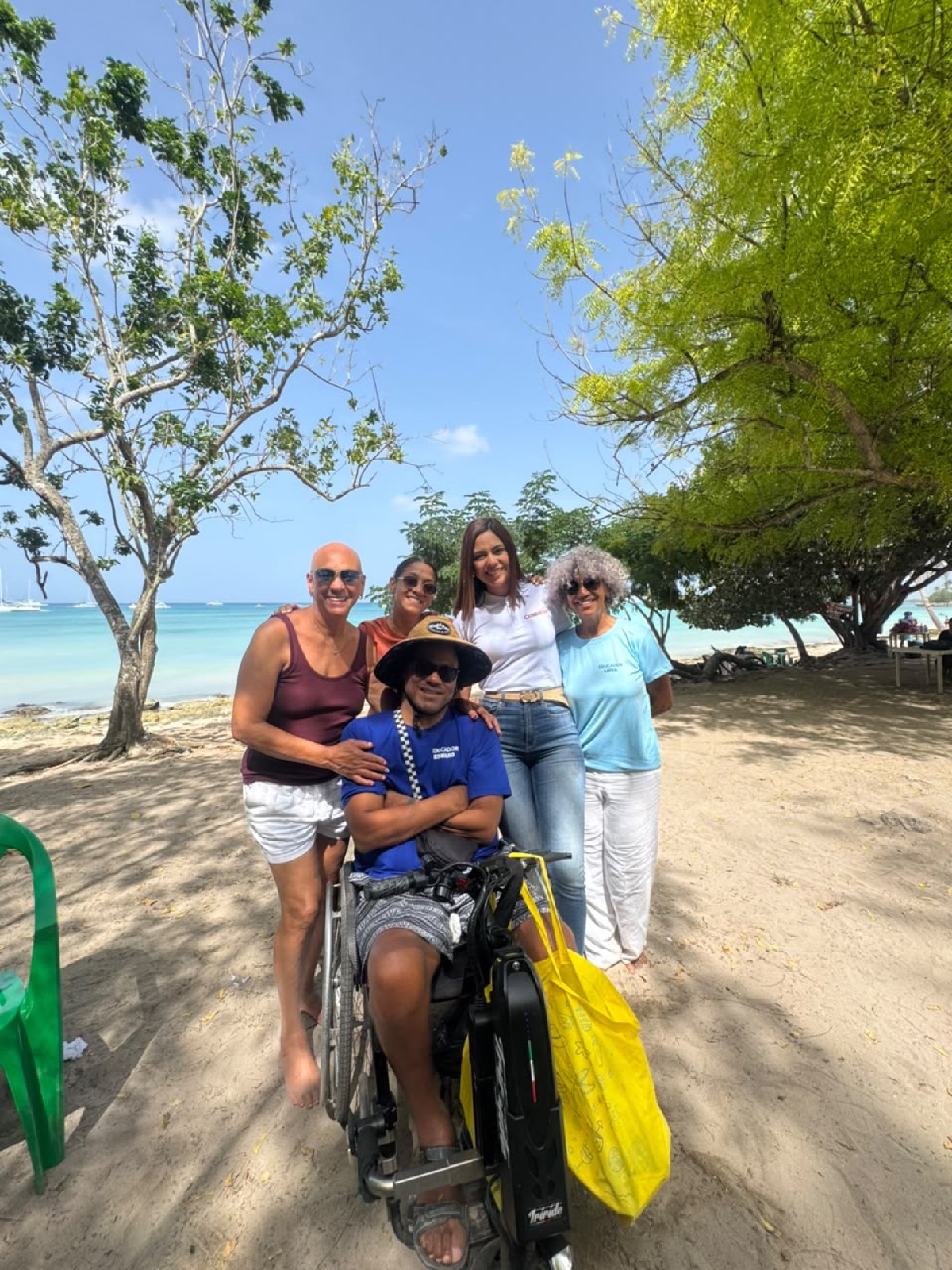 Equipo y comunidad de COOPACSOL en un día de playa inclusivo